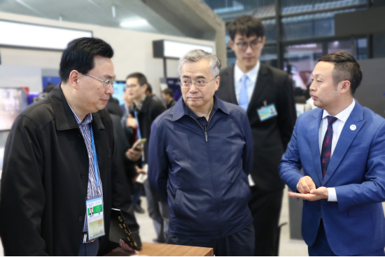 国家文化部副部长项兆伦莅临葫芦娃集团展区参观指导362.png